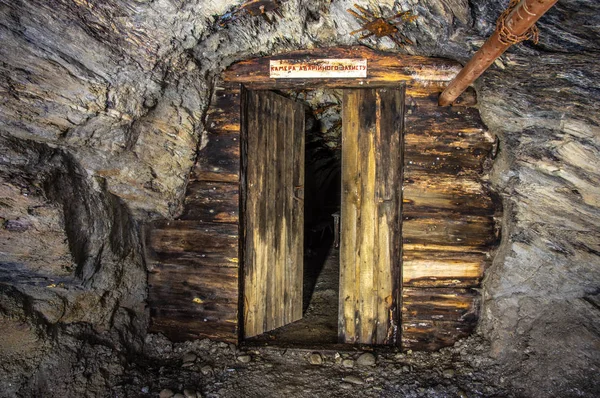 Tür im alten Bergwerk — Stockfoto