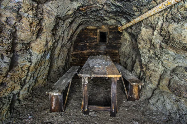 Table et bancs dans l'ancienne mine — Photo