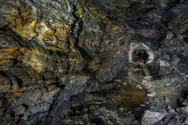 Золотий камінь у старій шахті — стокове фото
