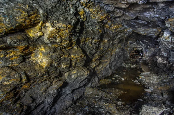 Золотий камінь у старій шахті — стокове фото