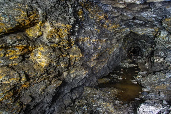 Золота руда в старій шахті — стокове фото