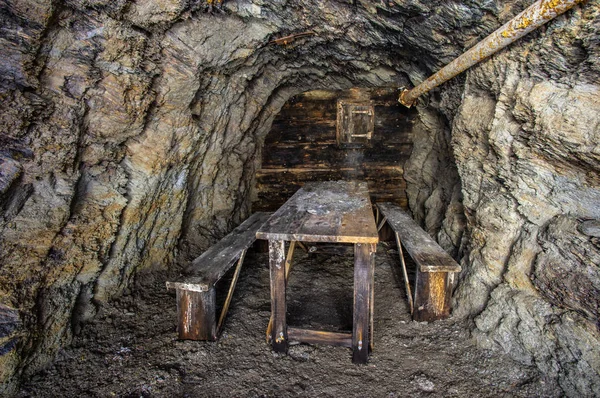 Стіл і лавки в старій шахті — стокове фото