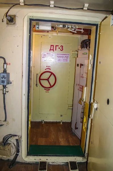 Porta de segurança para o bunker de comando — Fotografia de Stock