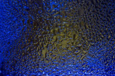 Camdaki su damlacıkları