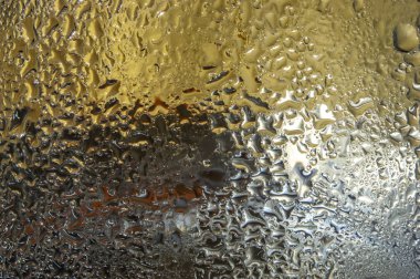 Camdaki su damlacıkları