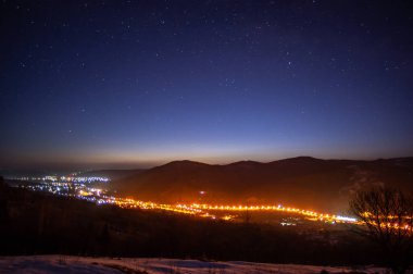 Karpatlar bir dağ kasabasında gece