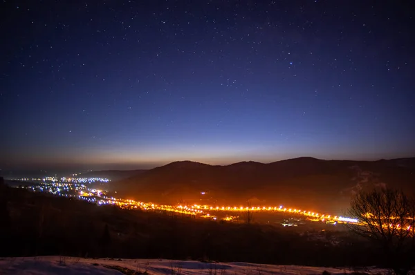 Noche en un pueblo de montaña en los Cárpatos — Foto de Stock