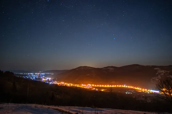 Noche en un pueblo de montaña en los Cárpatos — Foto de Stock