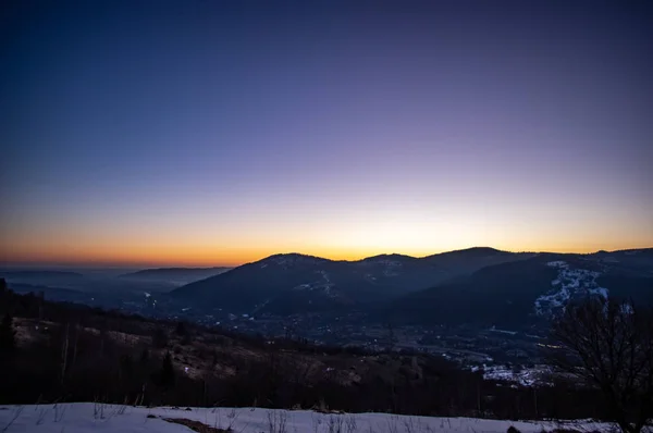 Dağ town kışın şafak — Stok fotoğraf