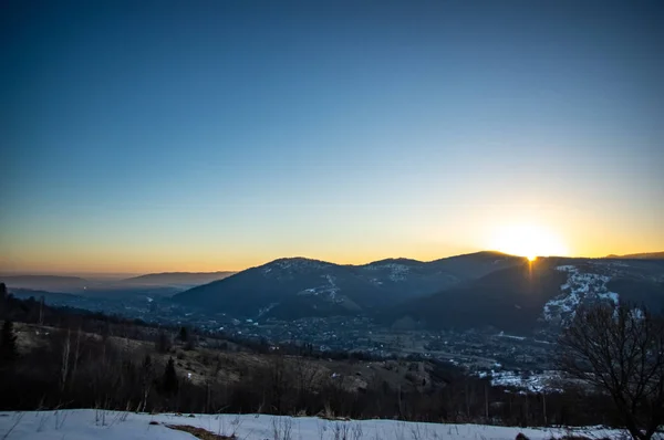 Amanecer en el invierno en la ciudad de montaña — Foto de Stock