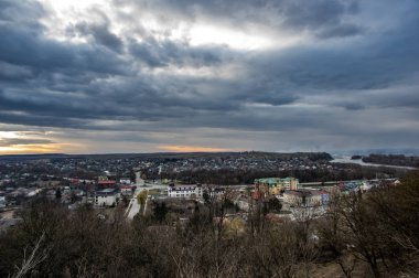 Şehrin üzerinde günbatımı gökyüzünde bulutlar