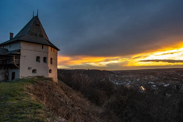 Torony és egy középkori kastély naplementekor — Stock Fotó