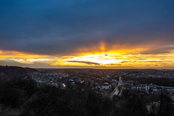 Nuvole nel cielo del tramonto sulla città — Foto Stock