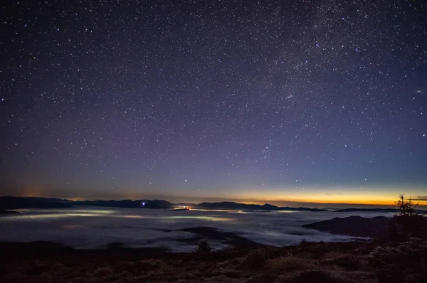 Estrellas en el cielo al amanecer — Foto de Stock