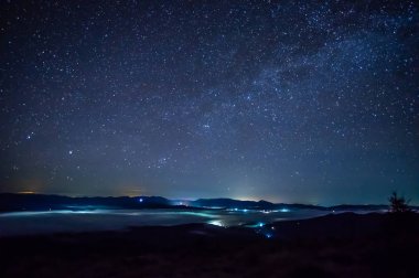 Siste şehrin üzerinde yıldızlı gökyüzü
