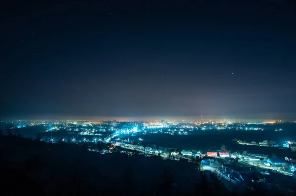 Ciudad nocturna en la neblina — Foto de Stock