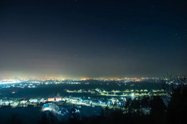 Città di notte nella foschia — Foto Stock