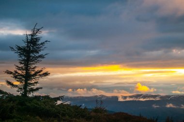 Gün batımında bulutlu gökyüzü