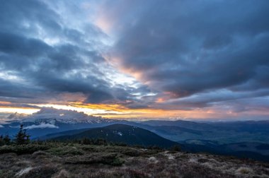 Gün batımında bulutların ve sisin doruk noktası