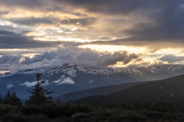 Gün batımında bulutların ve sisin doruk noktası