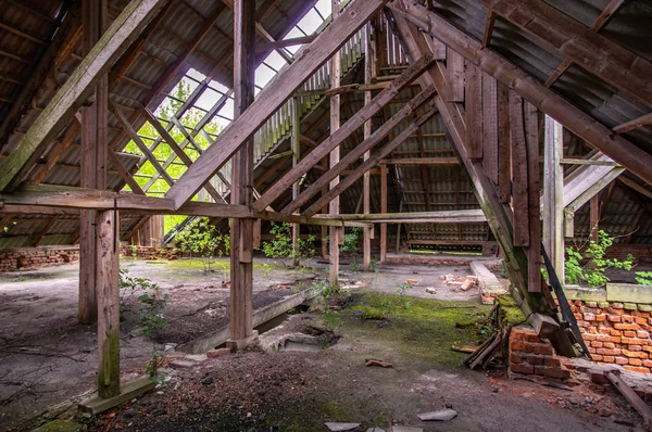 Telhado destruído de um edifício abandonado — Fotografia de Stock