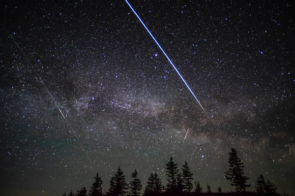 Volando a través del cielo nocturno de la estación espacial de satélites y meteoros — Foto de Stock
