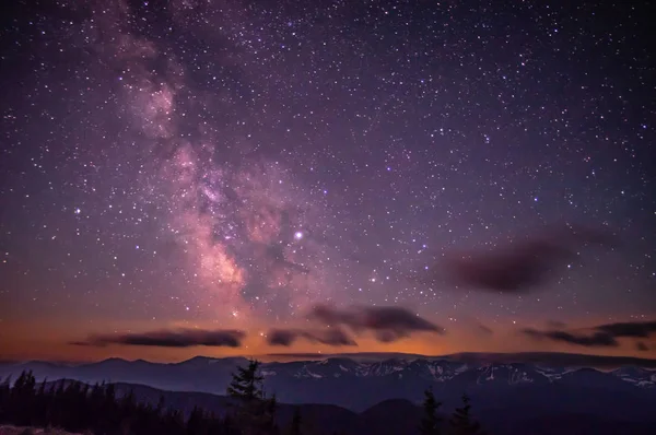 Voie lactée sur le ciel étoilé dans les montagnes — Photo