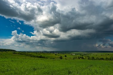 Köy üzerinde yaz fırtına