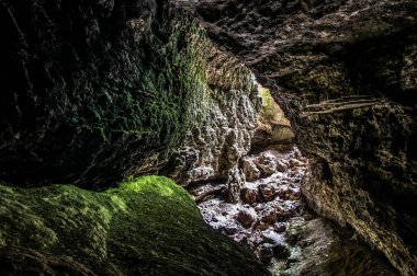 Büyük bir karst mağarasına giriş