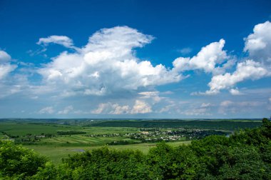 Dinyester Nehri kıyısında köyün Panoraması