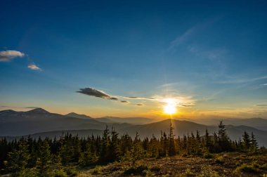 Dağlarda baharda gün batımı