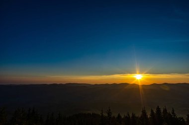 Dağlarda baharda gün doğumu