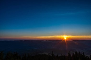 Dağlarda baharda gün doğumu