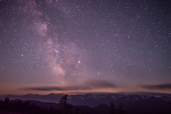 Vía Láctea en el cielo estrellado en las montañas — Foto de Stock