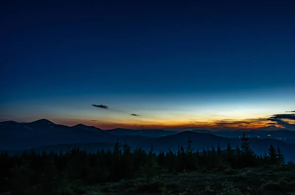 Pôr do sol na primavera nas montanhas — Fotografia de Stock