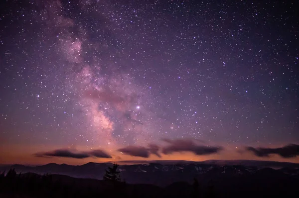 Via Lattea sul cielo stellato in montagna — Foto Stock
