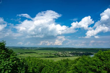 Dinyester Nehri kıyısında köyün Panoraması