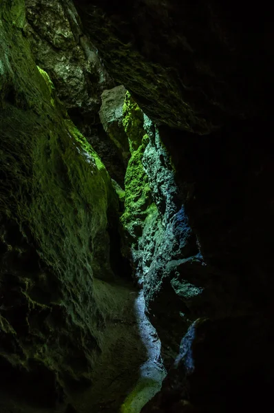Karst mağarasında duvar