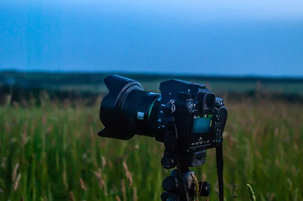 SLR camera on the background of the dawn — Stock Photo, Image