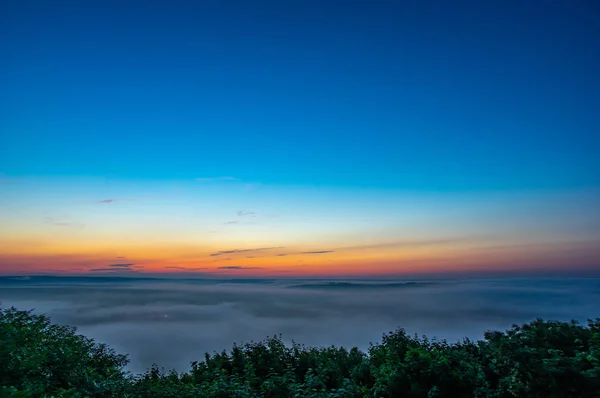 Foggy matin sur la rive de la rivière Dniester — Photo