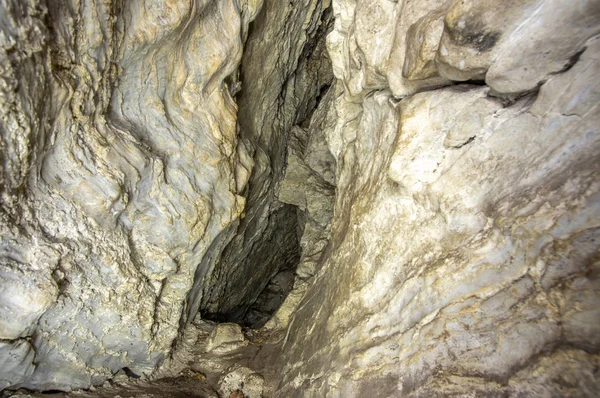 Галерея в карстовій печері — стокове фото