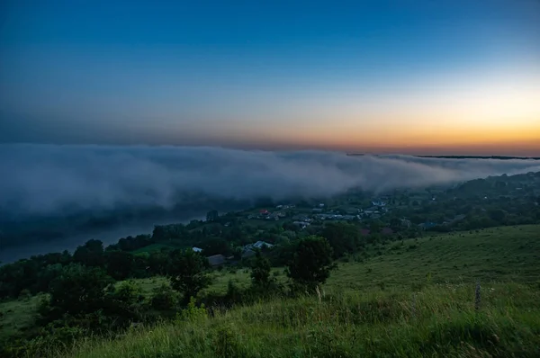 Nebliger Morgen im Dorf am Flussufer — Stockfoto