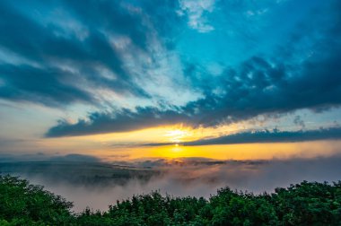 Nehrin üzerindeki bir dağda sisli bir sabahta şafak