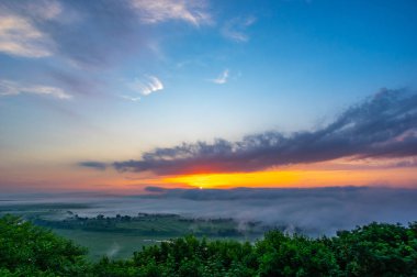 Nehrin üzerindeki bir dağda sisli bir sabahta şafak