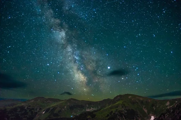 Via Lattea di notte sulle montagne — Foto Stock