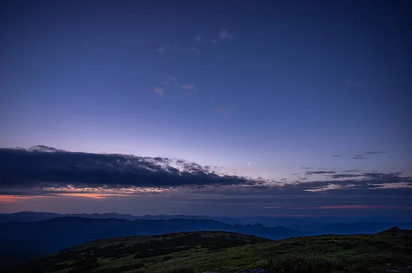 Horizon in de Karpaten bij zonsopgang — Stockfoto