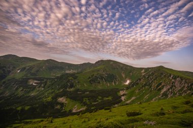 Yaz aylarında Karpat dağlarında kayalık tepeler