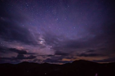 Karpatlar dağların üzerinde geceleri yıldızlı gökyüzü