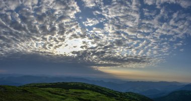 Karpat Dağları üzerinde sabah cirrus bulutlar