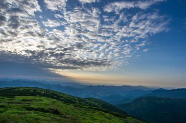 Karpat Dağları üzerinde sabah cirrus bulutlar